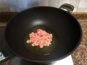 放入肉丝快速翻炒变色断生。