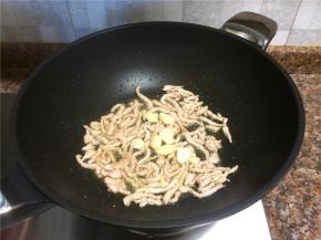 放入大蒜片翻炒5秒。