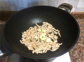 放入大蒜片翻炒5秒。