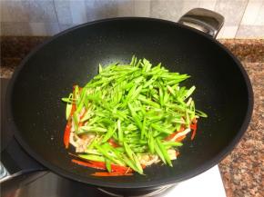 放入空心菜茎翻炒20秒。