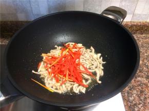 放入胡萝卜丝翻炒10秒。