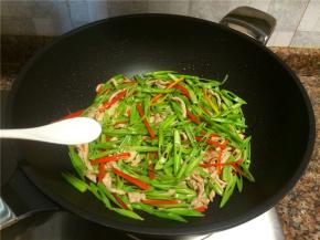 放入适量食盐翻炒10秒。