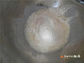 除黑麦粉和清水外，所有材料一起放入厨师机的搅拌桶中，揉至表面光滑。