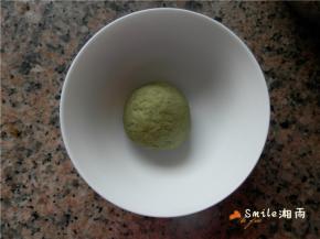 40克白面团加青汁粉，揉均匀。盖上保鲜膜，放在温暖的环境下发酵。