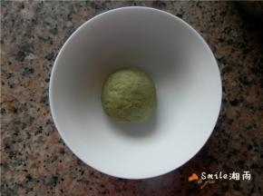 40克白面团加青汁粉，揉均匀。盖上保鲜膜，放在温暖的环境下发酵。