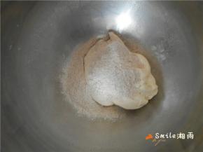 取出40克白面团，剩下的面团放黑麦粉和少许水，再揉成光滑的白面团。