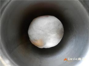 白面团盖上保鲜膜，放在温暖的环境下发酵。