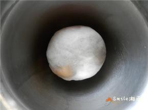 白面团盖上保鲜膜，放在温暖的环境下发酵。