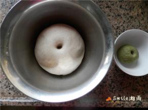 发酵至2倍大，手指蘸面粉戳洞不回缩不塌陷就好。