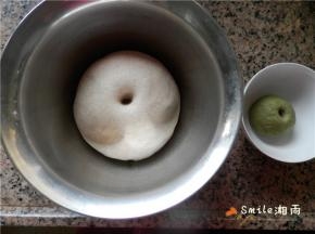 发酵至2倍大，手指蘸面粉戳洞不回缩不塌陷就好。