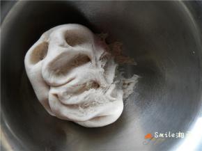 扒开面团：中间呈细密的蜂窝状。