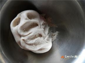 扒开面团：中间呈细密的蜂窝状。