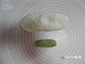 分别揉面，把面团里的气泡都排差不多，再次揉成光滑的状态，如果沾手可在揉面垫上撒上少许干粉。