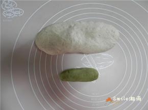 分别揉面，把面团里的气泡都排差不多，再次揉成光滑的状态，如果沾手可在揉面垫上撒上少许干粉。