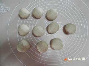 将揉好的白面团平均分成10份。