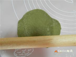 绿面团擀成薄片。