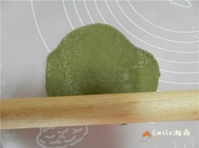 绿面团擀成薄片。
