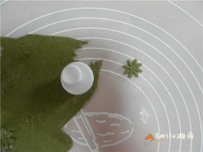 用模具压出花朵的形状，共10朵。