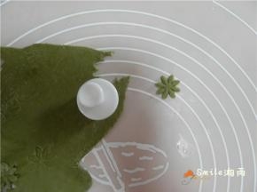 用模具压出花朵的形状，共10朵。