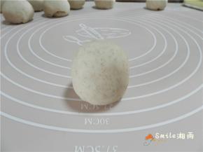 双手一起搓成圆柱状（面团发酵只会横向发展，不是纵向发展，成品是饱满的圆）。