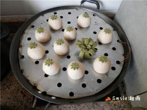 在馒头面胚抹点薄水，将花朵点缀在面胚上。全部放入抹了油的蒸架上，隔开一定的距离（排太密会影响美观）。进行二次发酵，盖上锅盖静置（夏天15-20分钟，冬天：锅里放温水，静置30分钟），手指轻按慢慢回弹就可以。