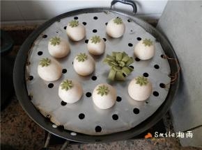 在馒头面胚抹点薄水，将花朵点缀在面胚上。全部放入抹了油的蒸架上，隔开一定的距离（排太密会影响美观）。进行二次发酵，盖上锅盖静置（夏天15-20分钟，冬天：锅里放温水，静置30分钟），手指轻按慢慢回弹就可以。