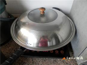 冷水上锅，大火加热。水开后转中火蒸15-20分钟后关火，焖5分钟再开盖。