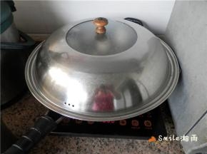 冷水上锅，大火加热。水开后转中火蒸15-20分钟后关火，焖5分钟再开盖。