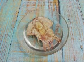 墨鱼洗干净，用水浸泡三个小时