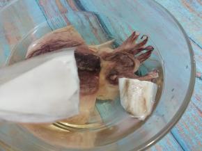 泡好的墨鱼把里边的白壳去掉