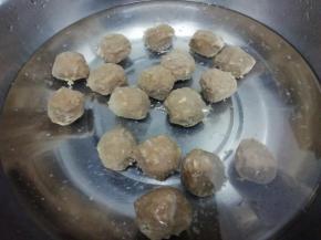 牛肉丸用水洗一下，锅里加入适量的水，然后把牛肉丸放入汤锅中大火烧开，转中火煲三十分钟