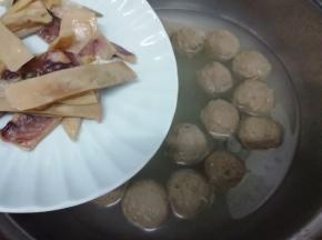 然后在放入墨鱼煲十分钟