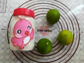 准备好柠檬和白砂糖，随手拿了3个青柠檬