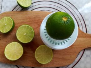 用手动榨汁机挤出柠檬汁