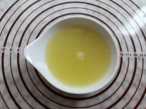 挤好的柠檬过滤掉果肉放一边备用