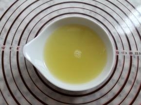 挤好的柠檬过滤掉果肉放一边备用