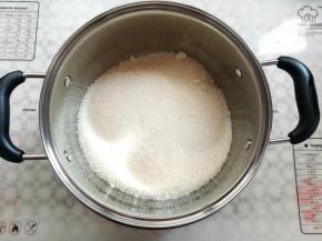 找一个不锈钢的小锅放入800克白砂糖