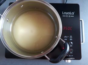 不锈钢锅里加入360克水加热