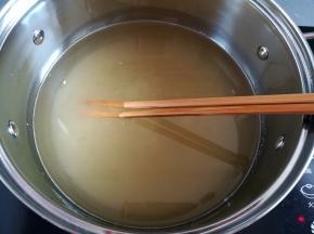 用筷子把白砂糖搅拌到融化