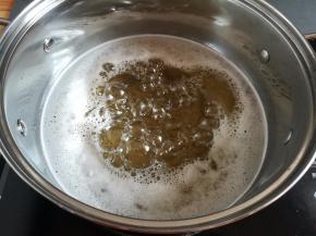 糖水煮开后转成小火