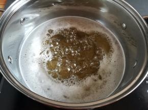 糖水煮开后转成小火