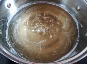 用滤网把糖浆泡泡捞出来，不捞也可以的