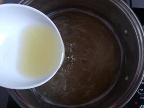 加入100克的柠檬汁，继续小火慢慢熬，这个时候千万不要再搅拌糖浆了