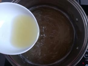 加入100克的柠檬汁，继续小火慢慢熬，这个时候千万不要再搅拌糖浆了