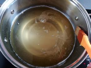 锅边上的糖浆结晶可以用毛刷沾水轻轻刷一下