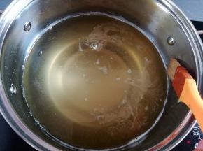 锅边上的糖浆结晶可以用毛刷沾水轻轻刷一下