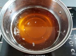 熬到糖浆变成金黄色就差不多了，小火熬了40分钟
