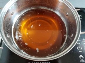 熬到糖浆变成金黄色就差不多了，小火熬了40分钟
