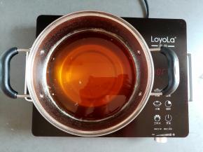 糖浆放凉后颜色会深一点，流动性跟蜂蜜差不多