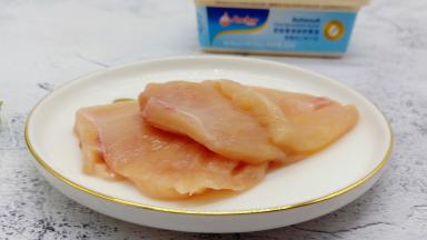 鸡胸肉片成3个薄片、加十三香、料酒、盐腌制10分钟。